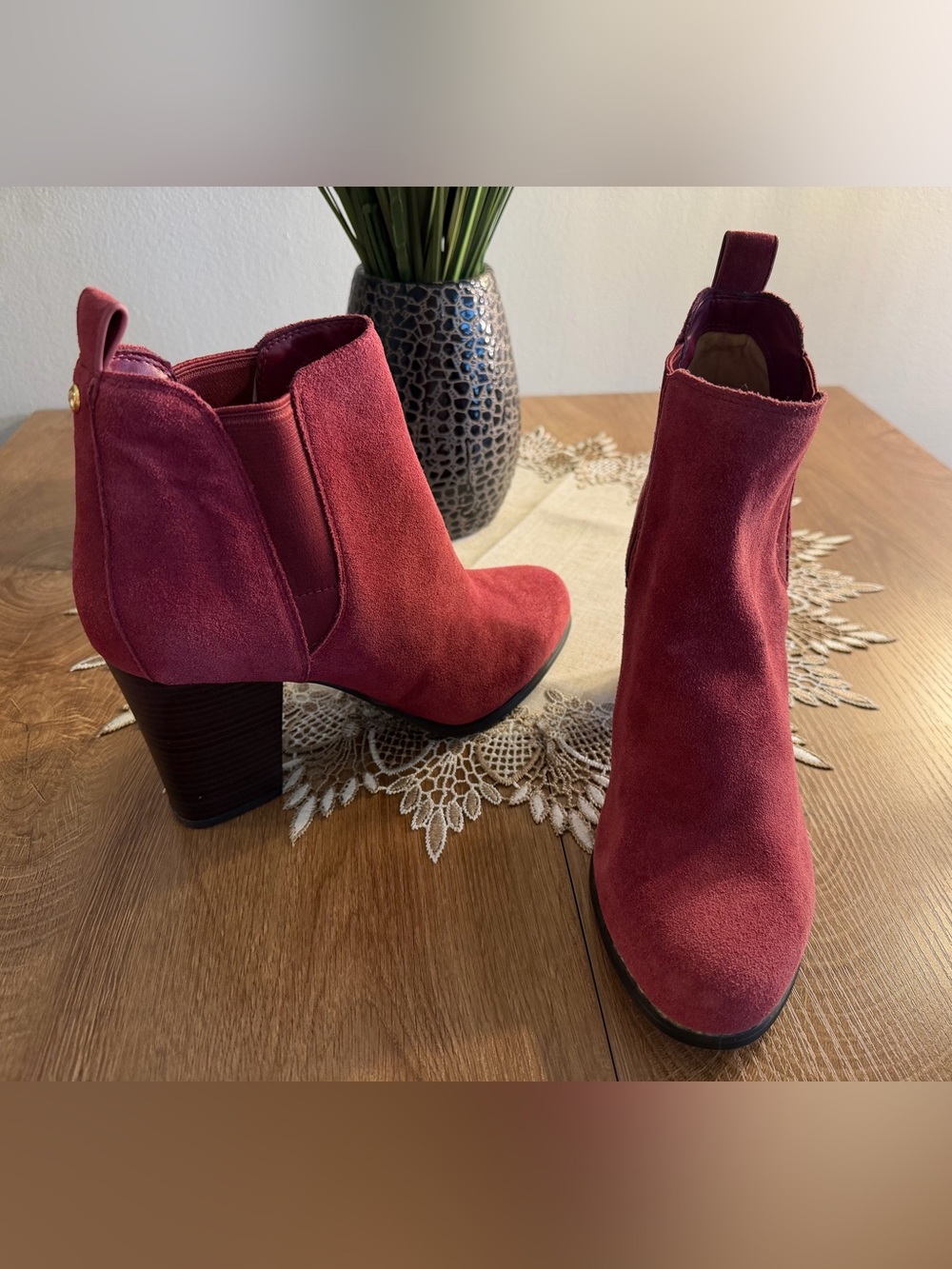 NWOB Michael Kors Pull On Chelsea style 3.75” Heel Boots Cranberry Leather 10M